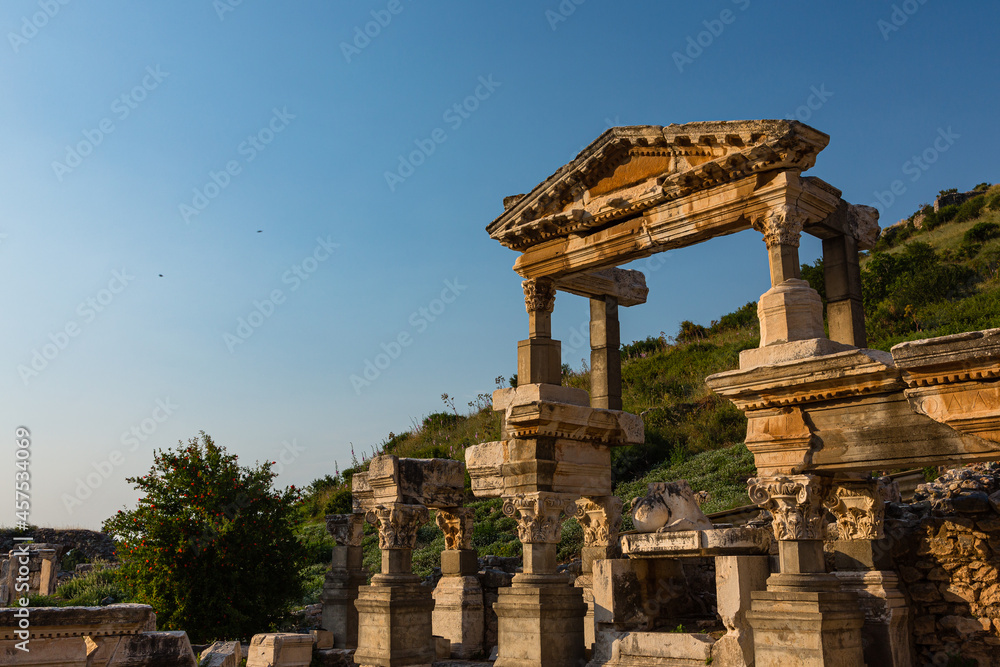トルコ　エフェソスの古代都市遺跡にあるトラヤヌスの泉