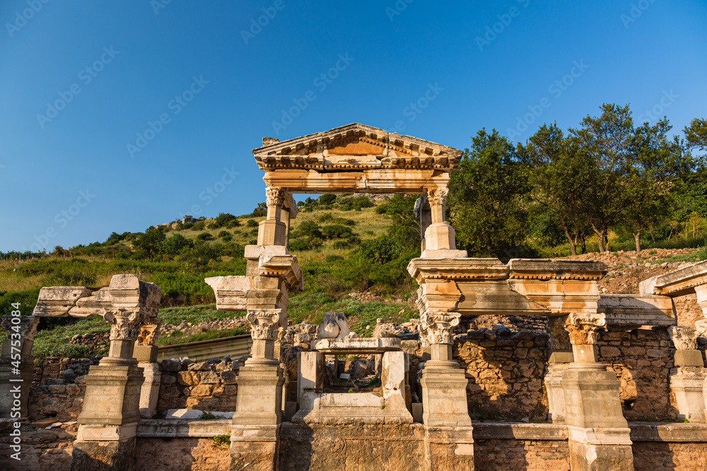 トルコ　エフェソスの古代都市遺跡にあるトラヤヌスの泉