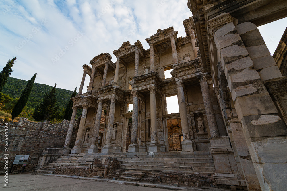 Obraz premium トルコ エフェソスの古代都市遺跡にある世界三代図書館の一つのセルシウス図書館