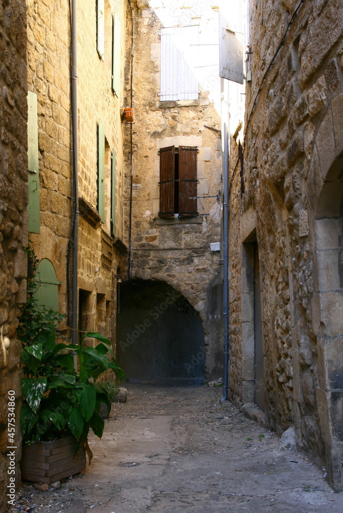 Une ruelle au centre de  la petite ville de Joyeuse dans le sud Ardèche en France