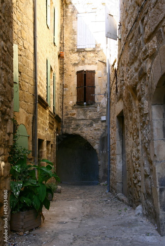 Une ruelle au centre de  la petite ville de Joyeuse dans le sud Ardèche en France © Monique Pouzet