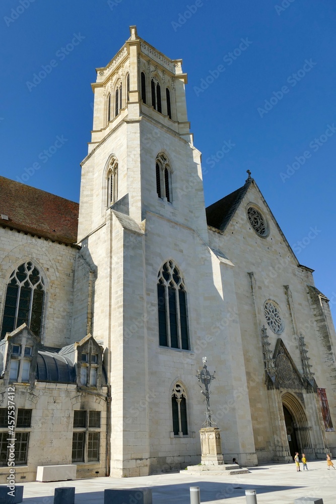Façade de la cathédrale Saint-Caprais d’Agen