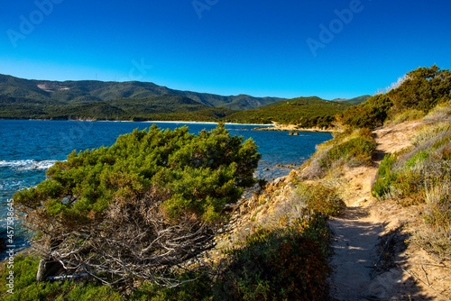 Die Küste von Korsika beim Plage de Cupabia - Küstenwanderweg