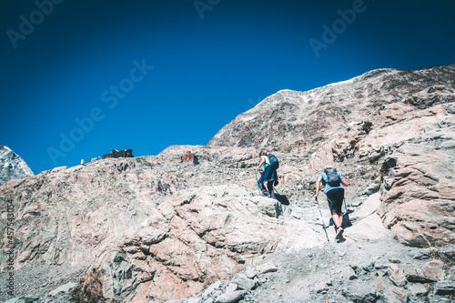 coppia che cammina in montagna. Trekking in montagna © phRed