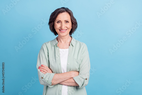 Photo portrait senior woman smiling happy folded hands in casual shirt isolated pastel blue color background