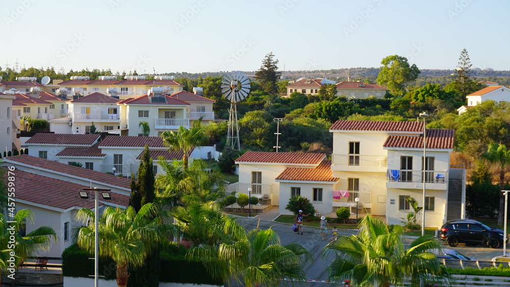 Obraz premium southern town small houses palm trees resort vacation summer vacation sun villas