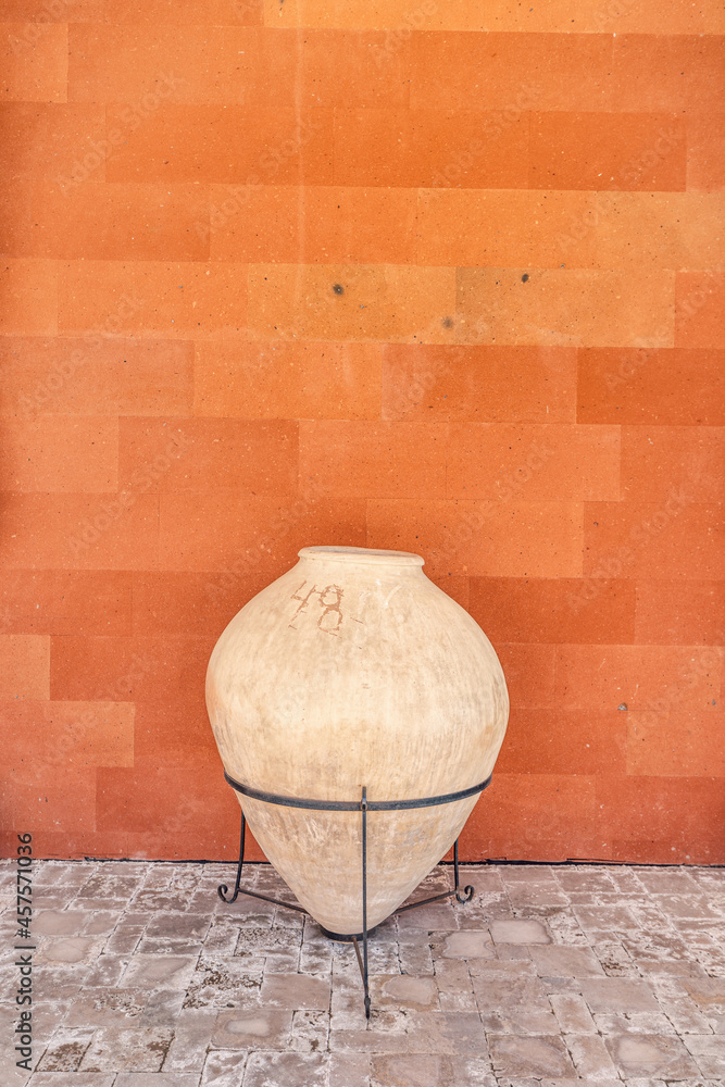 Φωτογραφία clay vessels - Armenian Karas and Georgian Kvevri are widely used in Transcaucas