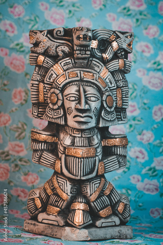 Escultura maya - escultura maya con fondo floral - ancestro de piedra - ancestro en piedra con fondo floral © Aldadeyta