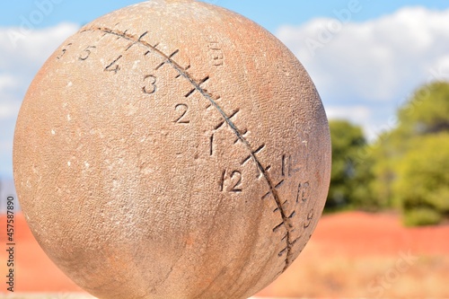 Reloj de sol ecuatorial, de esfera, marcando las horas