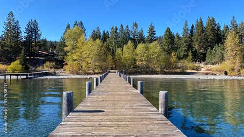 Fotografie Fall arrives on the lake.