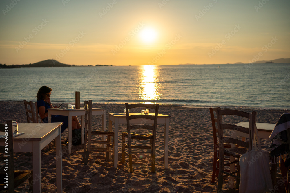 Coucher de soleil sur la plage d'agosta en corse