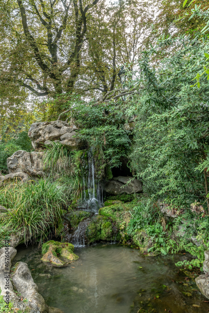 Bassin et cascade dans un parc de Paris
