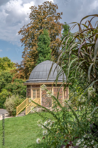 Pavillon avec un dôme dans le parc Montsouris à Paris