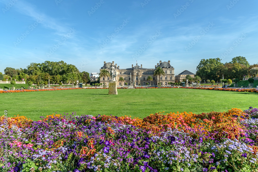 jardin du Luxembourg à Paris avec ses bassins et son palais
