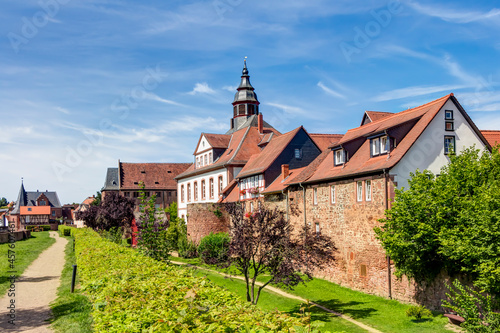 Die alte Stadtmauer in der historischen, mittelalterlichen Altstadt von Büdingen im Wetteraukreis, Hessen, Deutschland