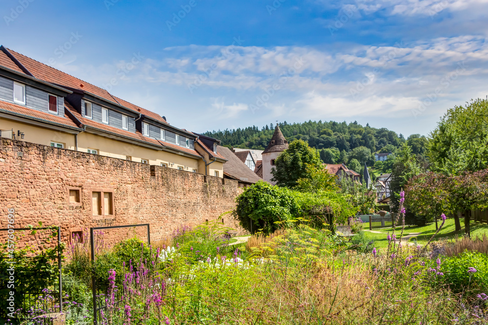 Alte Stadtmauer in der historischen Altstadt von Büdingen im Wetteraukreis, Deutschland