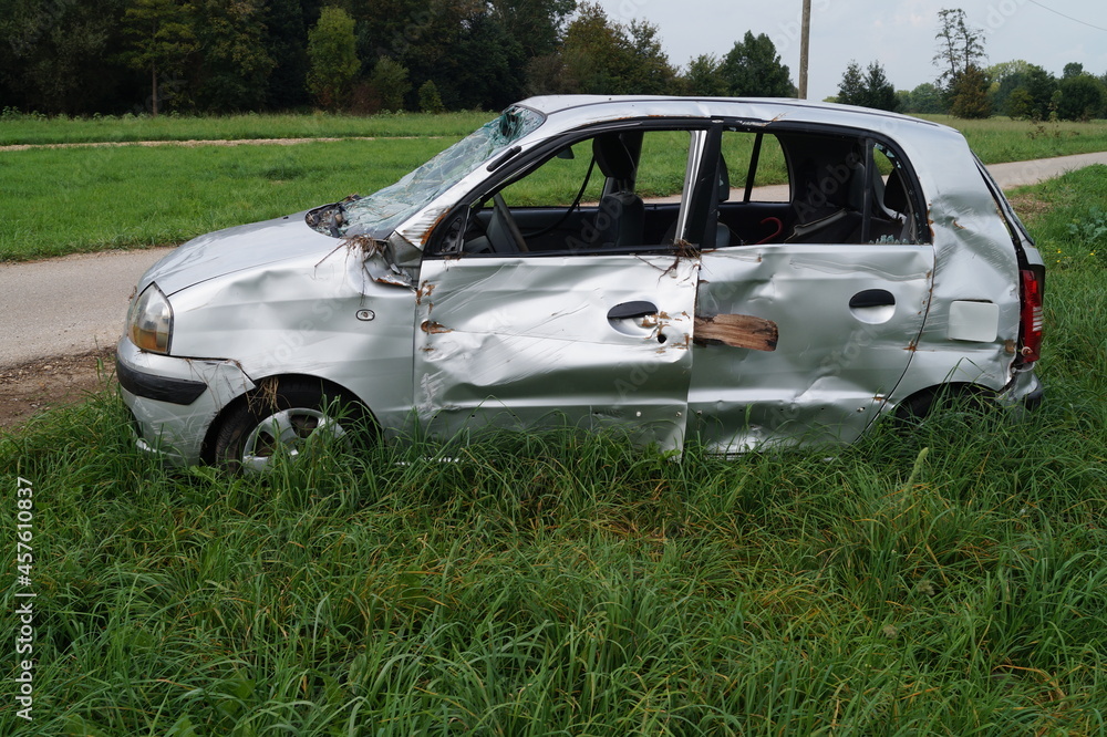 Zerstörtes Auto nach der Flut im Rheinland 2021 Zerstörtes Auto nach der Flut im Rheinland 2021