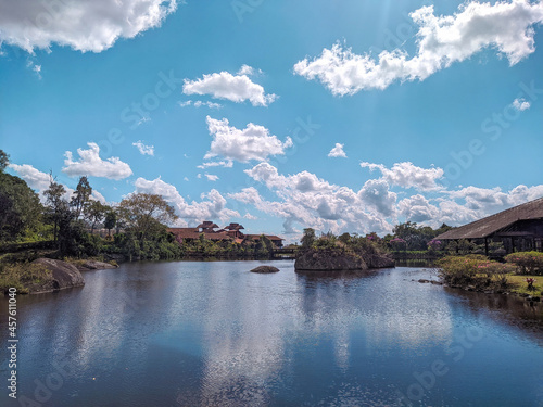 Paisagem natural das serras de Pedra Azul em Espírito santo sob dia de céu azul. Vista para um lago refletindo a floresta a sua volta.