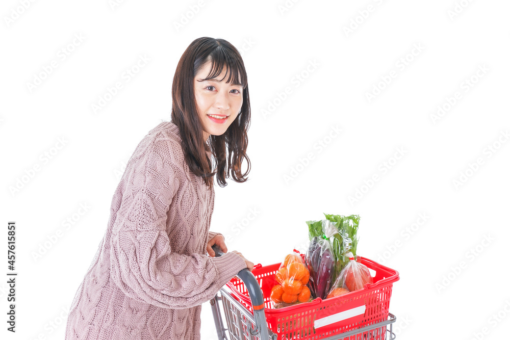 食料品の買い物をする若い女性