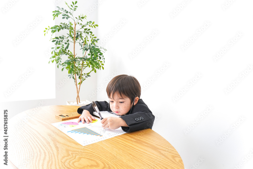 決算資料を読むビジネスマン