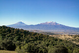 Paisaje desde un parque en Puebla en donde se alcanza a ver el volcán Popocatépetl y el Iztaccíhuatl conocido como La Mujer Dormida
