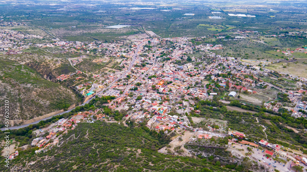 Bernal, un pueblo del estado mexicano de Querétaro, localizado en el municipio de Ezequiel Montes conocido por estar localizado al pie de la Peña de Bernal, el tercer monolito más grande del mundo.
