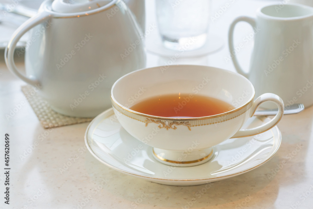 ティーカップの紅茶とティーポット(アフタヌーンティーイメージ) ティーカップの紅茶とティーポット(アフタヌーンティーイメージ)