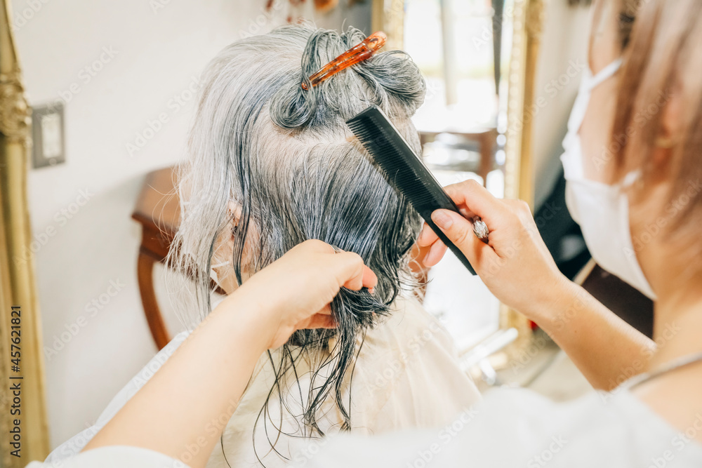 Fototapeta premium 高齢者のヘアカットをする美容師（鏡） 