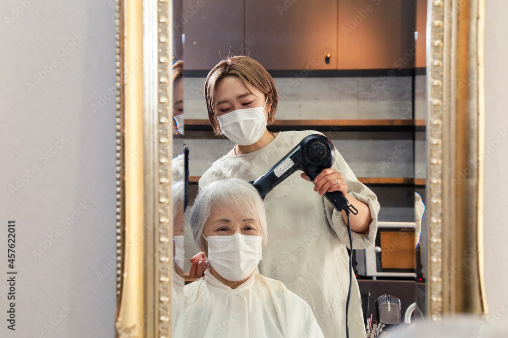 美容室でドライヤーを使う美容師stock Photo Adobe Stock 美容室でドライヤーを使う美容師stock Photo Adobe Stock