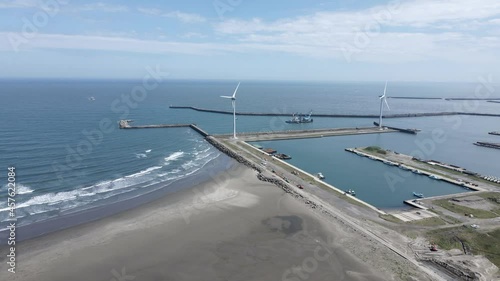 Wallpaper Mural 風力発電　海　ドローン　4K Torontodigital.ca