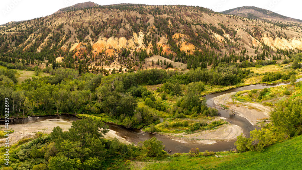 Obraz premium Elevated panoramic view of the Mountains in Thompson-Nicola Regional District between Clinton and Cache Creek along highway 97, British Columbia