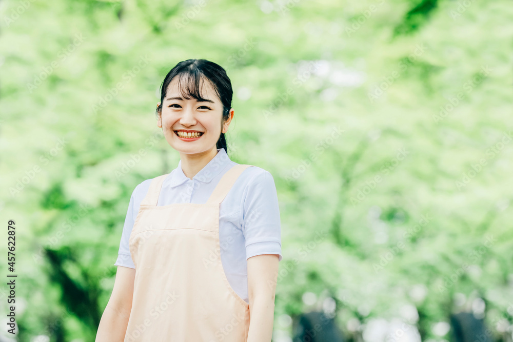 エプロンをつけた女性
