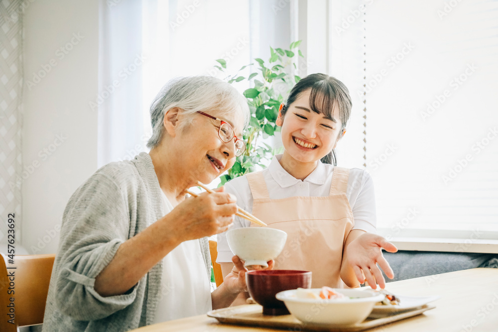 食事介助する女性スタッフ
食事介助する女性スタッフ