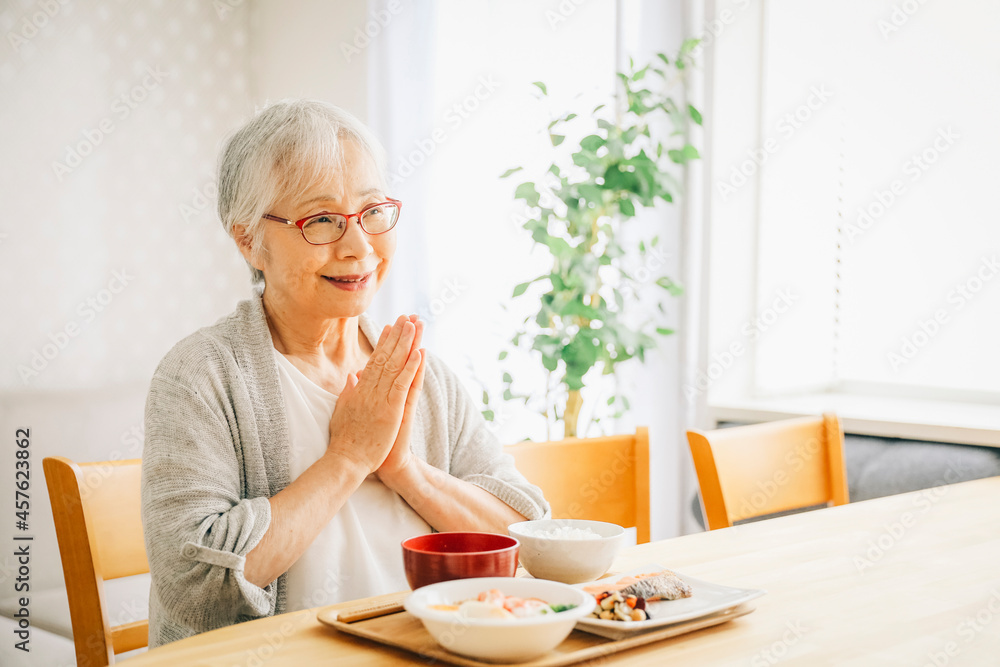 食事をする高齢者女性(合掌)
食事をする高齢者女性(合掌)