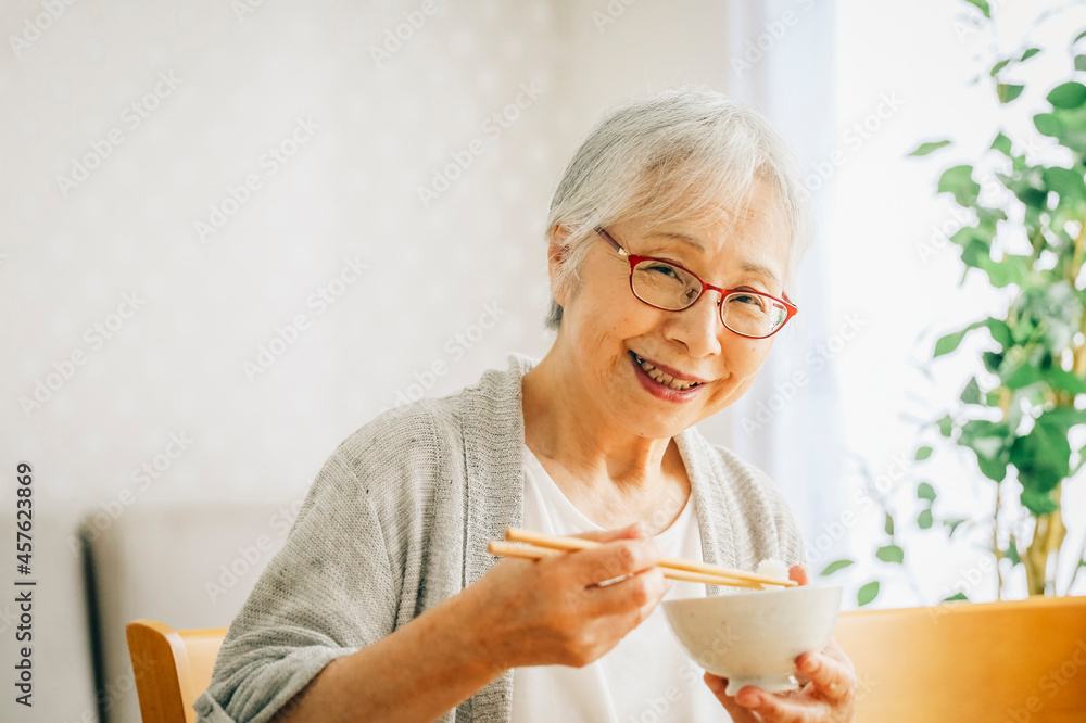 ご飯を食べる高齢者女性
ご飯を食べる高齢者女性