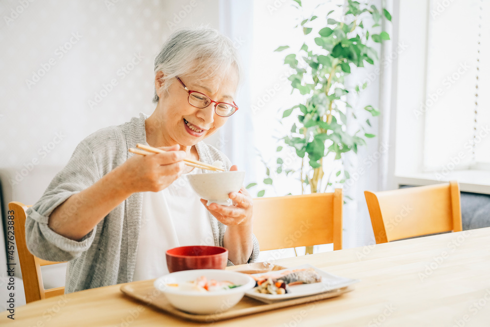 食事をする高齢者女性

