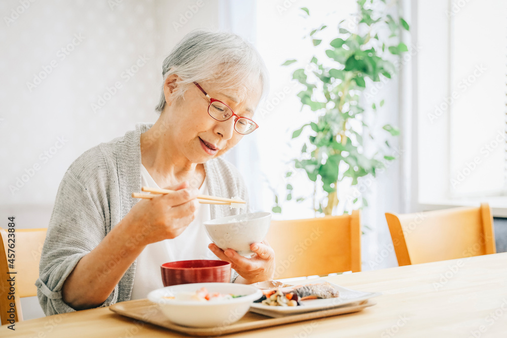 食事をする高齢者女性(食欲低下)
食事をする高齢者女性(食欲低下)