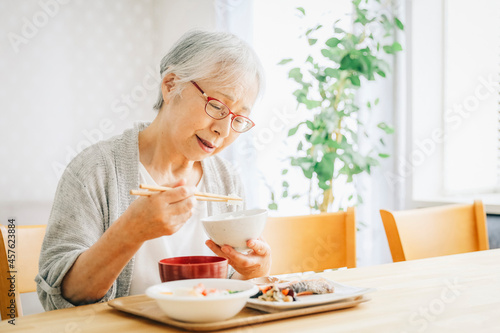 Foto 食事をする高齢者女性（食欲低下）