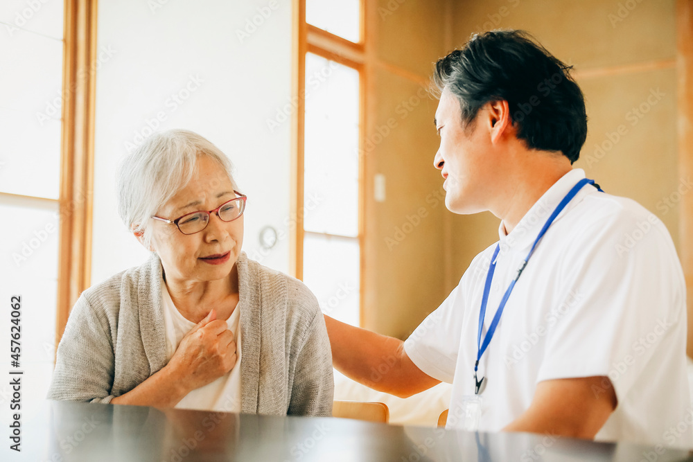 在宅介護を受ける高齢者女性(病気)
在宅介護を受ける高齢者女性(病気)