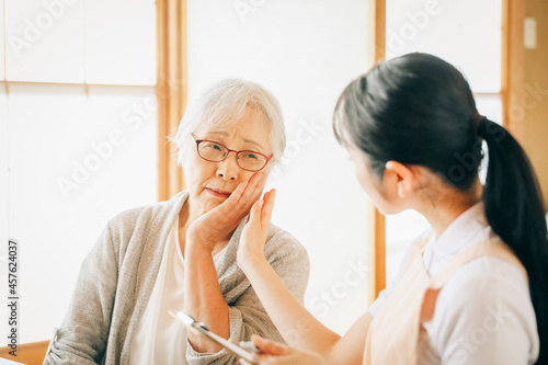 在宅介護を受ける高齢者女性（虫歯） 
