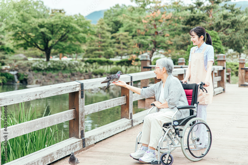 公園で散歩する高齢者と医療スタッフ(アニマルセラピー)
公園で散歩する高齢者と医療スタッフ(アニマルセラピー)