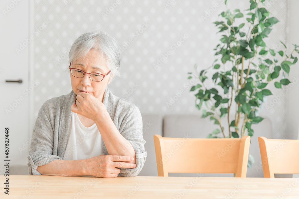 憂鬱な表情の高齢者女性
憂鬱な表情の高齢者女性