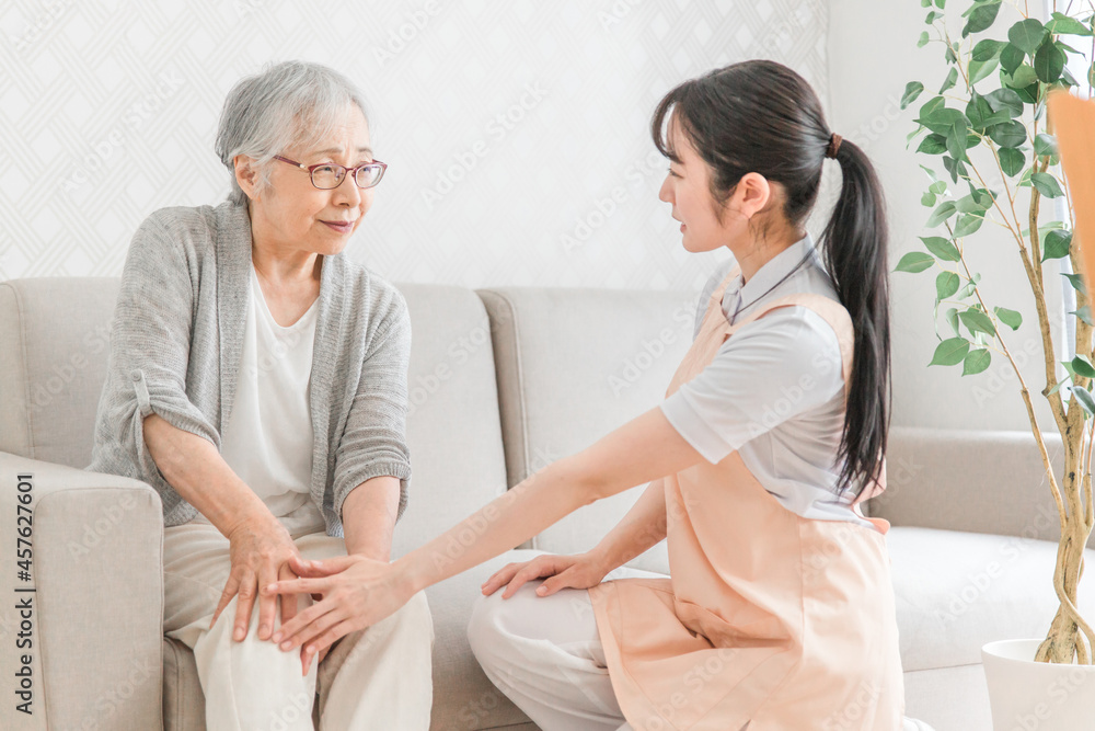 訪問介護する女性と高齢者(心配)
訪問介護する女性と高齢者(心配)