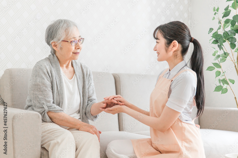 訪問介護する女性と高齢者(笑顔)
訪問介護する女性と高齢者(笑顔)