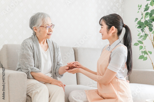 訪問介護する女性と高齢者（笑顔）
 photo