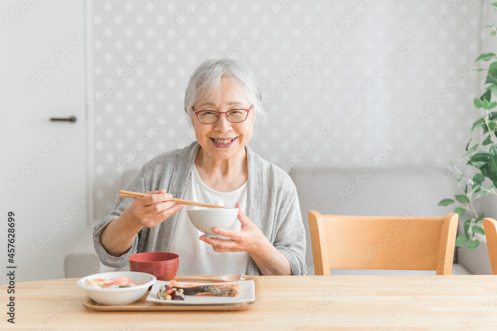 食事をする高齢者女性
食事をする高齢者女性