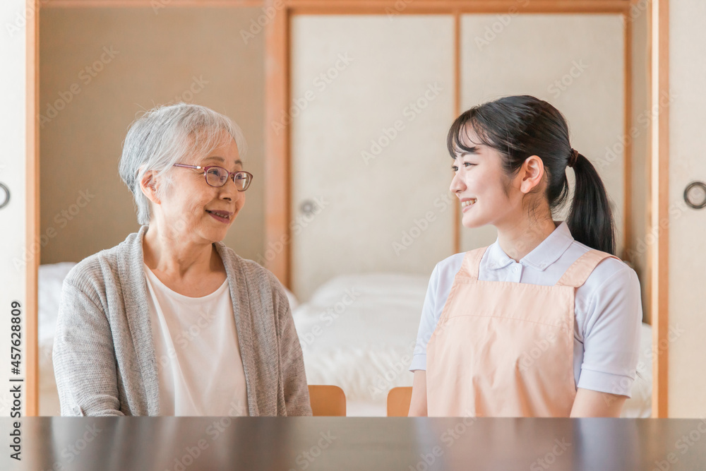 Fototapeta premium 高齢者女性と話す女性スタッフ 