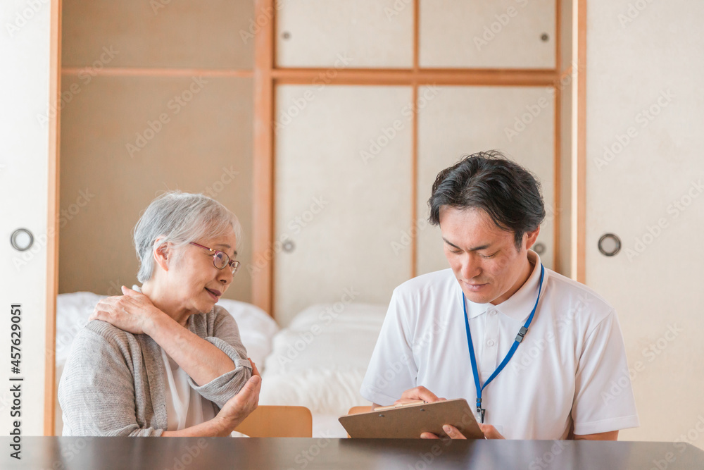 Fototapeta premium 在宅介護を受ける高齢者女性(肩こり)