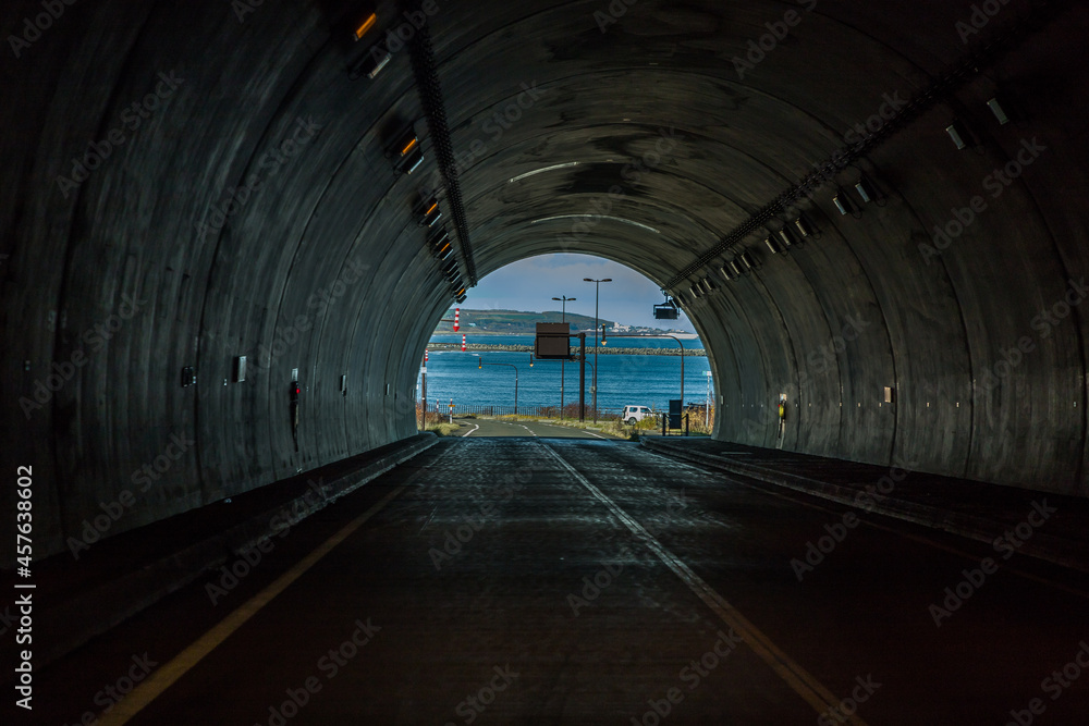 トンネルの向こうは海