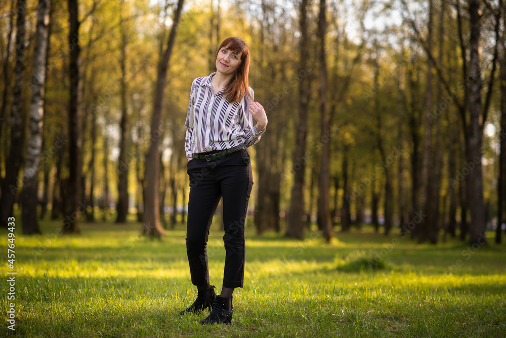 Portrait of a young beautiful girl posing in the park in full growth.
Portrait of a young beautiful girl posing in the park in full growth.